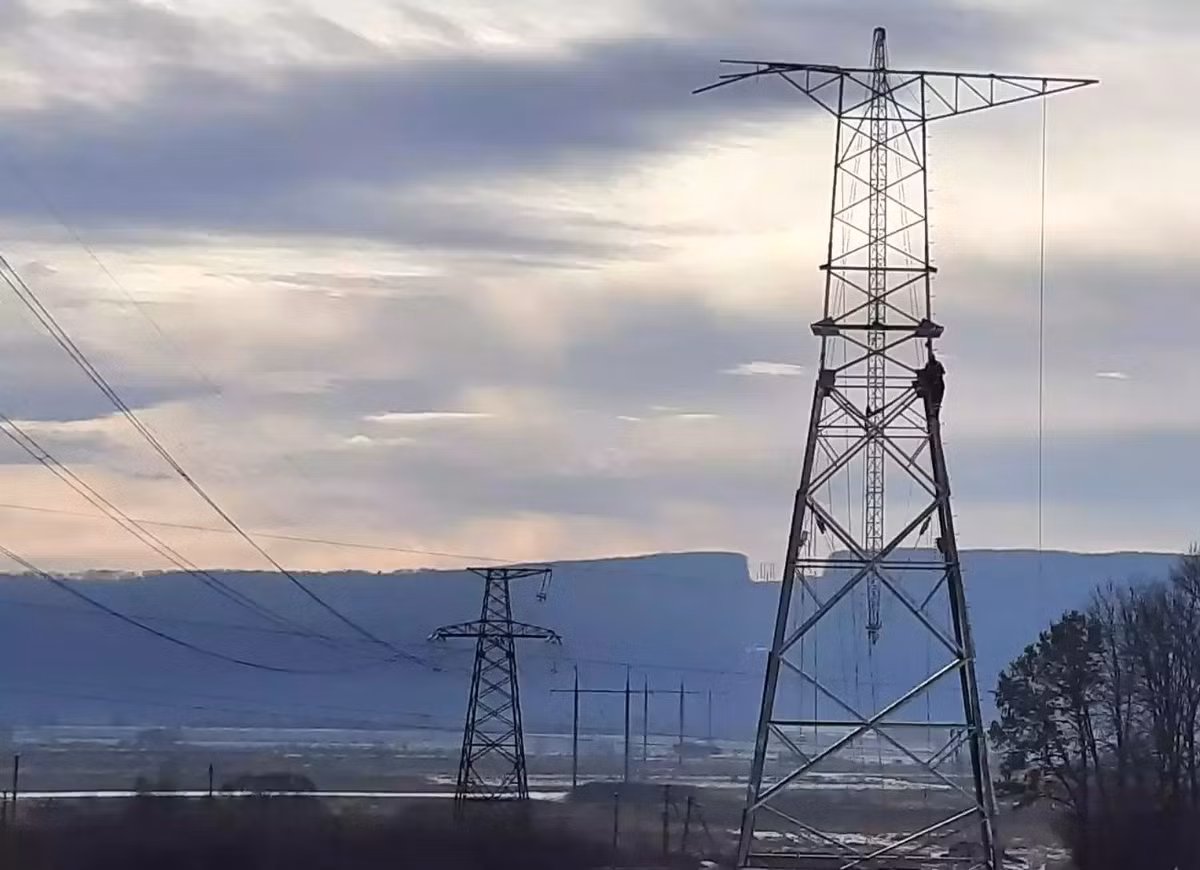 Do đó, tất cả các khu vực Đông Bắc lãnh thổ Ukraine do Kiev kiểm soát (các vùng Kharkov và Sumy) trên thực tế đang "treo" trên hai trạm biến áp 330 kV - Nizhyn và Kremenchuk.