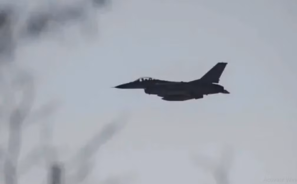 Trong quá trình đẩy lùi cuộc tấn công kết hợp, chiếc F-16 đã bị phá hủy. Theo Defence24 viết, phi công đã bắn hạ “bảy mục tiêu trên không”, nhưng khi mục tiêu cuối cùng bị bắn hạ, chiếc F-16 đã bị trục trặc kỹ thuật và bắt đầu mất độ cao. Phi công Ustimenko đã điều khiển máy bay của anh tránh xa khu vực đông dân cư gần nhất, nhưng không kịp phóng dù ra ngoài.