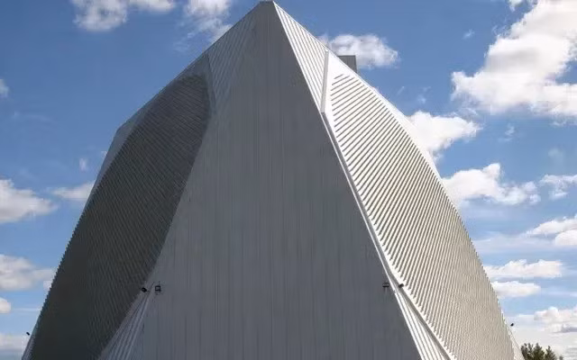 Thiết kế này giúp radar đảm bảo khả năng giám sát 360°, mà không cần cơ cấu quay trục cơ khí tạo lệch pha, giống như các loại radar quét thụ động. Trạm hoạt động ở tần số siêu cao và sử dụng nguyên lý radar vượt đường chân trời. Mỗi ăng-ten mảng pha chủ động có hơn 2.600 phần tử thu-phát. Tổng công suất là hơn 2,5 megawatt. Tầm phát hiện các mục tiêu trên không với kích cỡ lớn như tên lửa đạn đạo tầm trung, đạt tới gần 5.000 km.