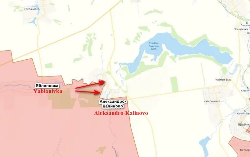 Còn trên hướng thành phố liền kề Pokrovsk là Kostiantynivka, nơi các đơn vị xung kích của Cụm quân phía Nam RFAF, không chỉ kiểm soát hoàn toàn cứ điểm Yablonivka, mà còn ngay lập tức chọc thủng phòng tuyến của quân Ukraine tại làng Aleksandro-Kalinovo.
