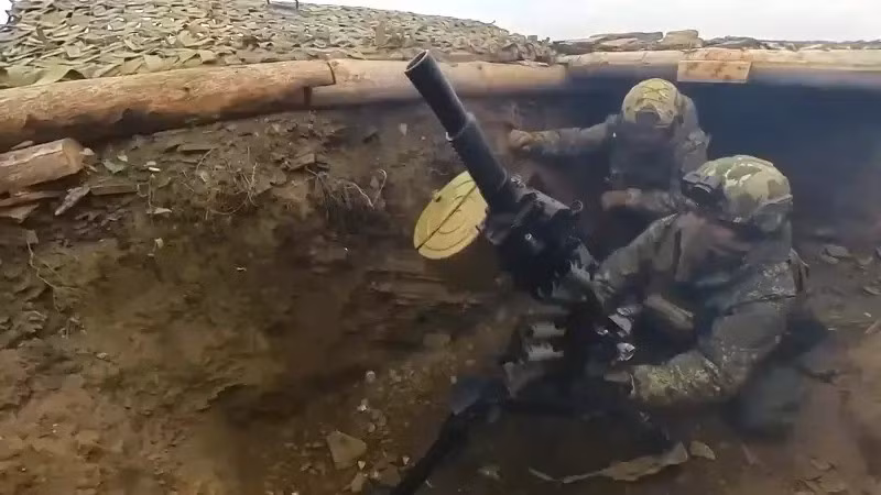 Trong khi đó, sau khi kiểm soát phần phía nam của Myrnohrad, các đơn vị thuộc Tập đoàn quân 51, thuộc Cụm quân Trung tâm của Quân đội Nga (RFAF), được hỗ trợ bởi lực lượng không quân chiến thuật, tiếp tục cuộc tấn công ở phía bắc Myrnohrad.