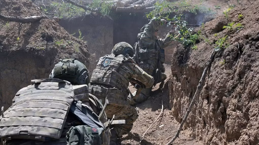 Sau đó, các nhóm bộ binh và tấn công nhỏ của RFAF đã xâm nhập, sẽ củng cố vị trí của họ tại các khu vực "xâm nhập" đó và giữ vững ở đó, đồng thời tập trung cho cuộc tấn công tiếp theo.