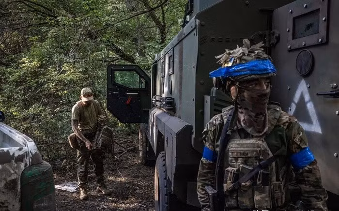 Để bù đắp, Quân đoàn 17 đã phải đưa các tiểu đoàn binh lính là phạm nhân vào chiến đấu, nhằm giữ vững vùng đồng bằng. Nếu RFAF tiếp tục tiến về Zaporizhzhia, họ có thể chiếm được nhà máy Motor Sich nổi tiếng. Tọa lạc tại vùng Zaporizhzhia, nhà máy này từng là cơ sở sản xuất động cơ máy bay và tua-bin khí công nghiệp nổi tiếng thế giới thời Liên Xô. (nguồn ảnh RIA Novosti, Ukrinform).