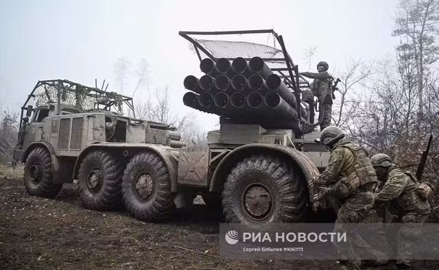 Chiến dịch tấn công mùa đông, nhằm gây áp lực nên Ukraine trước các cuộc đám phán của Quân đội Nga (RFAF) đã bắt đầu. Mỹ gây áp lực từ bên ngoài, buộc Ukraine chấp nhận một thỏa thuận đình chiến mới gồm 28 điểm; việc Ukraine từ chối ký thỏa thuận, đồng nghĩa với việc họ không muốn hòa bình. Đồng thời, Mỹ buộc cánh tay phải của Tổng thống Zelensky, cố vấn Yermak, phải từ chức.