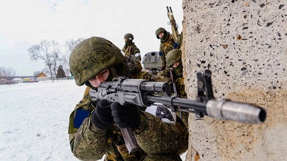 Hơn nữa, RFAF có lợi thế về quân số, gây áp lực lớn nhất lên lực lượng Ukraine theo hướng này. Gần đây, RFAF đã triển khai hai sư đoàn tinh nhuệ, bao gồm Sư đoàn Dù 76 và Sư đoàn ze tăng 90 của Quân khu Trung tâm - đến khu vực giữa Novopavlovka và Huliaipole. Quân đội Nga hiện đang nỗ lực đột phá chiến thuật ở độ sâu 17 km.