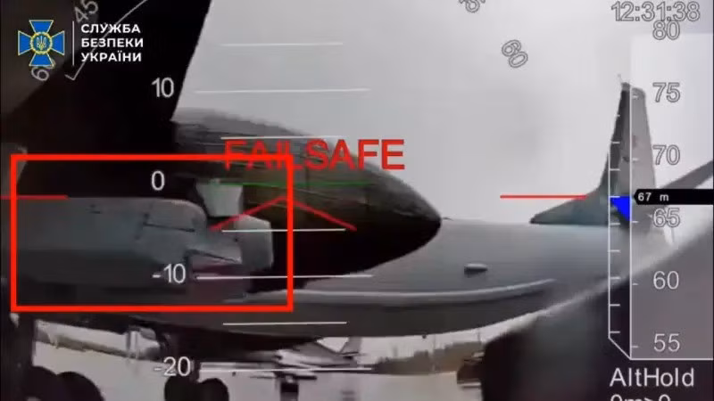 Một máy bay ném bom chiến lược Tu-95MS của Lực lượng Không quân Vũ trụ Nga, bị phá hủy tại các căn cứ không quân ở vùng Murmansk vào ngày 1/6 vừa qua, trong chiến dịch có mật danh “Mạng nhện (Spider Web)”, được cho đang chuẩn bị thực hiện một phi vụ chiến đấu. Kết luận này có thể được đưa ra dựa trên phân tích các bức ảnh do Cơ quan An ninh Ukraine (SBU) công bố.