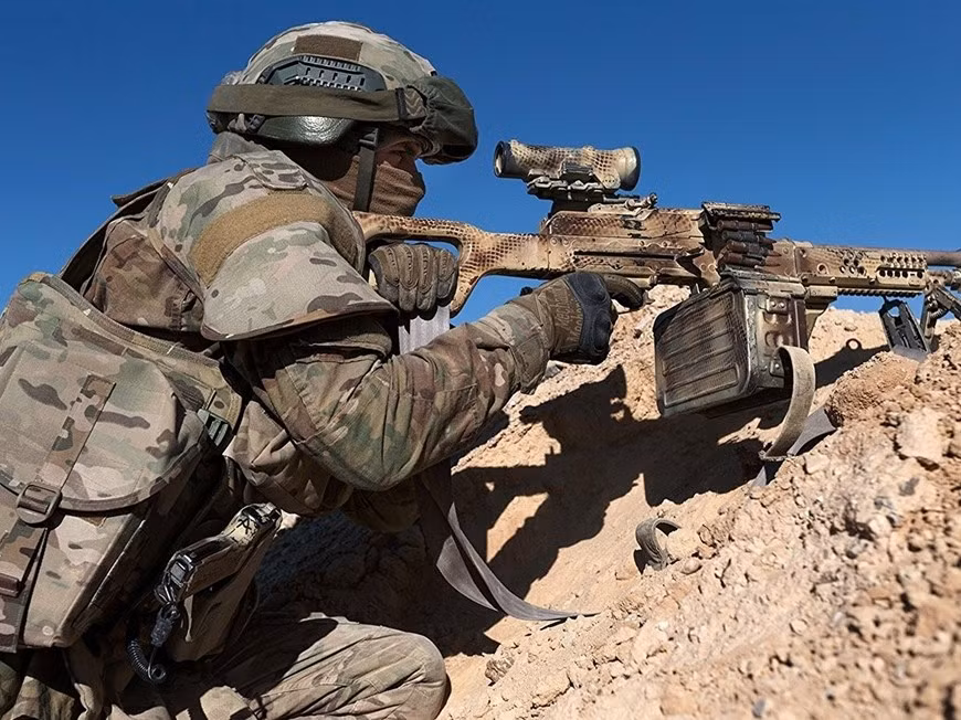 Tiếp đến là RFAF giải quyết giao tranh đô thị: Tại trung tâm Kupyansk, quân Nga đã sử dụng chiến thuật "pháo binh + UAV FPV, kết hợp bộ binh xâm nhập", đầu tiên phá hủy các ổ hỏa lực trú trong các ngôi nhà cao tầng bằng pháo hạng nặng, thậm chí bằng bom FAB, để hạn chế thương vong cho bộ binh.