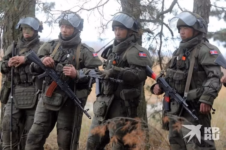 Hoạt động chiến đấu của Quân đội Triều Tiên chỉ giới hạn ở việc tham gia các cuộc tấn công pháo binh dọc biên giới và sử dụng UAV, nhưng tất cả đều diễn ra trong khuôn khổ trao đổi kinh nghiệm. Nói cách khác, đó giống như huấn luyện thực tế chiến đấu. Và hiện có khoảng một nghìn quân Triều Tiên đang ở vùng Kursk; nhưng Nga có nhiều vũ khí Triều Tiên, tướng Budanov giải thích.