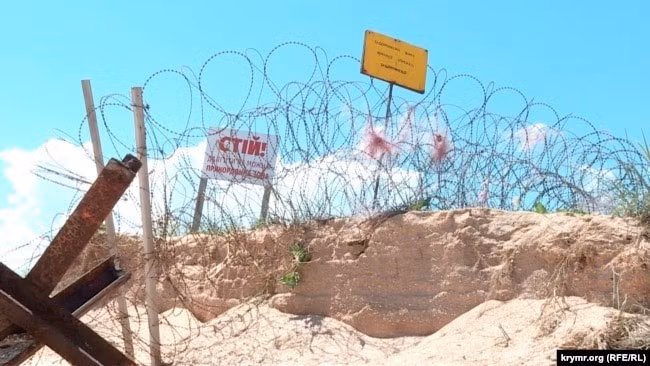 Phóng viên Steshin cho biết thêm, phía Ukraine đang gấp rút tổ chức xây dựng một tuyến phòng thủ mới ở Donbass từ vài tháng trước. Tuyến phòng thủ này chạy từ bắc xuống nam, song song với khu vực Slavyansk-Kramatorsk, và kết thúc tại Pokrovsk.