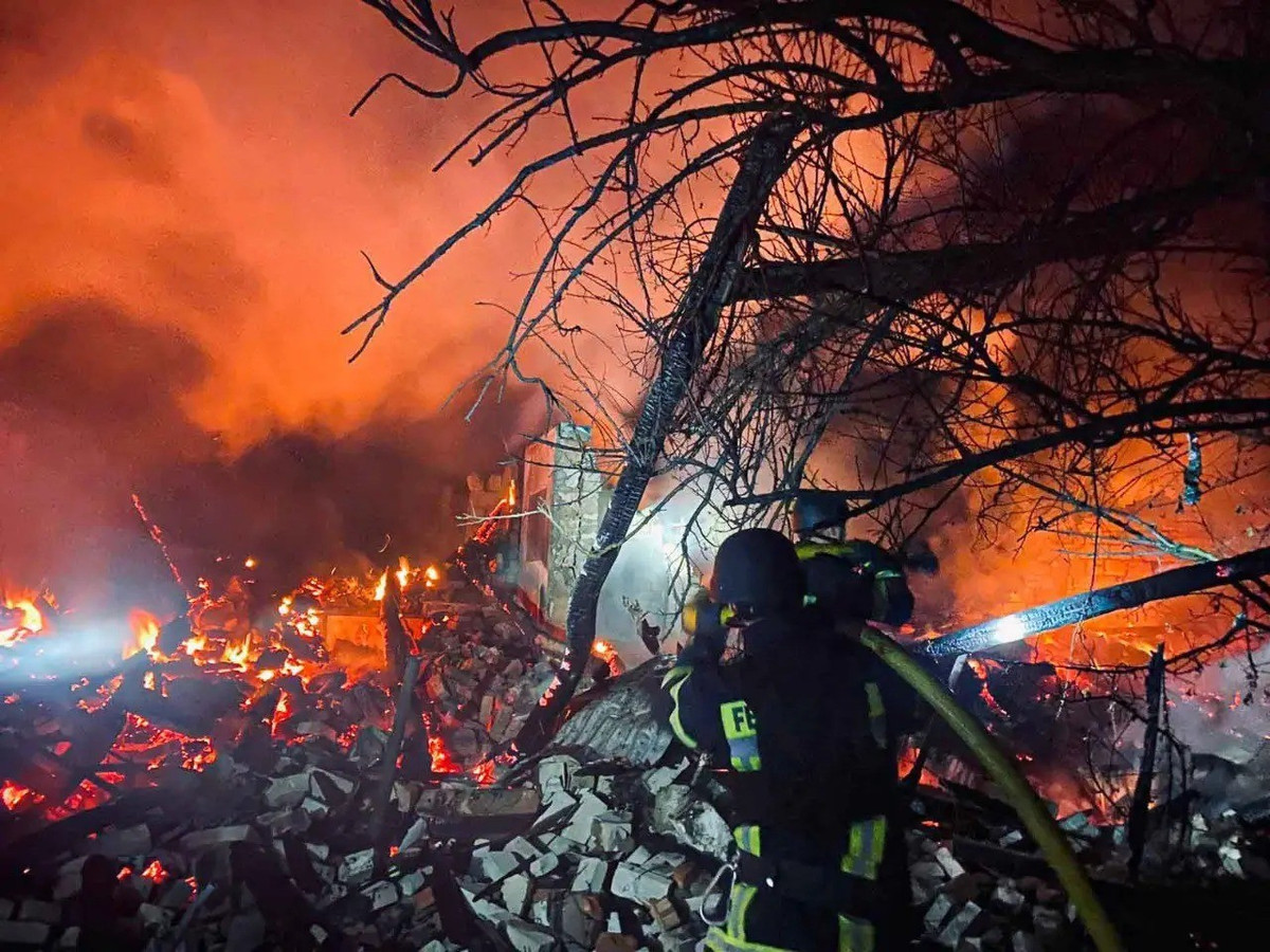 Quân đội Nga có thông tin tình báo chi tiết theo thời gian thực, một tên lửa tốc độ cao đã bắn trúng chính xác đoàn tàu chở vũ khí của phương Tây gần sân bay Vasilkovsky. Các nguồn tin địa phương ở Kiev cho biết một tia sáng lóe lên trên bầu trời, sau đó là một vụ nổ thứ cấp dữ dội.