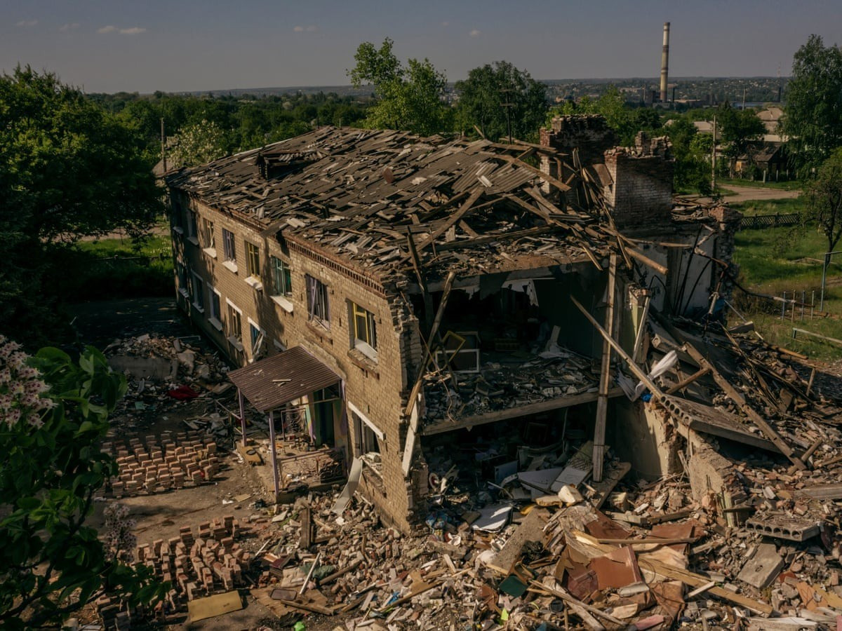 Về bản chất, đây là một hành động cố gắng giữ dù chỉ là “1 mét vuông đất”, để Kiev khẳng định là họ vẫn còn kiểm soát khu vực. Chắc chắn nơi đây sẽ biến thành chiếc “rốn” thu hút hỏa lực của quân Nga. Nhưng quân Nga cũng chưa chắc có thể nhanh chóng xóa sổ quân Ukraine phòng thủ tại đây.