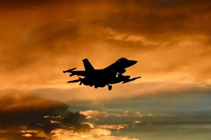 Phó chỉ huy phi đội chiến đấu cơ F-16 của Ukraine, có mật danh AB, báo cáo rằng các máy bay chiến đấu F-16 của Ukraine đã bắn hạ khoảng hàng chục tên lửa hành trình của Nga và hơn 1.000 UAV tự sát tấn công tầm xa Geranium trong các hoạt động chiến đấu phòng không.