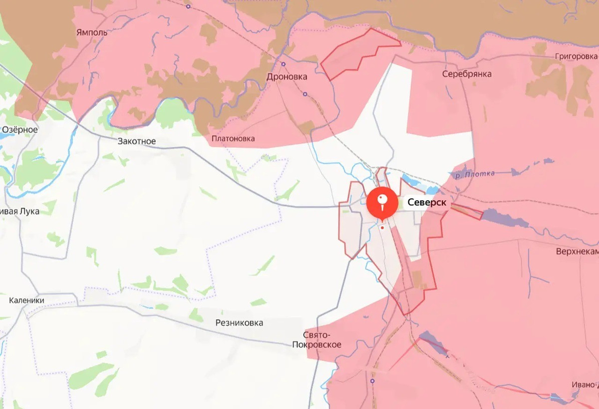 Đồng thời, từ phía đông nam, mũi xung kích của RFAF đã tiếp cận ga đường sắt Seversk. Nhưng trước đó từ giữa mùa thu, Quân đội Ukraine (AFU) đã mất hoàn toàn khả năng sử dụng ga này, vì quân Nga đã cắt đứt mọi tuyến đường sắt dẫn đến Seversk.