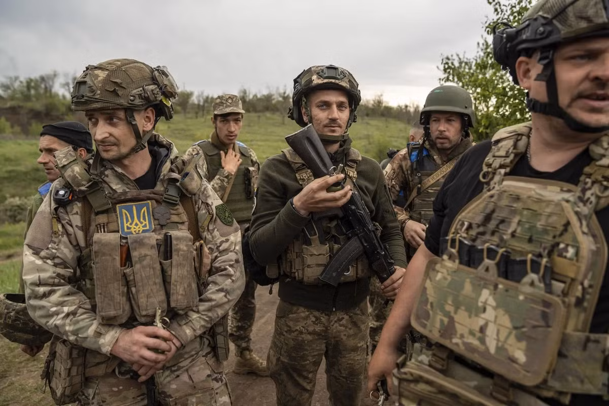 Trong khi đó, các thông tin từ chiến trường trong vài ngày qua cho thấy, lực lượng dự bị của Ukraine đang bị sa lầy tại các vị trí của họ, mất khả năng tiến công và cũng không thể rút lui. Còn kênh Rybar cho biết, vài ngày trước, Kiev đã thông báo rằng AFU đã mất ít nhất 10.000 quân do giao tranh ở khu vực Dobropillya. (nguồn ảnh Military Review, Ukrinform, Rybar).