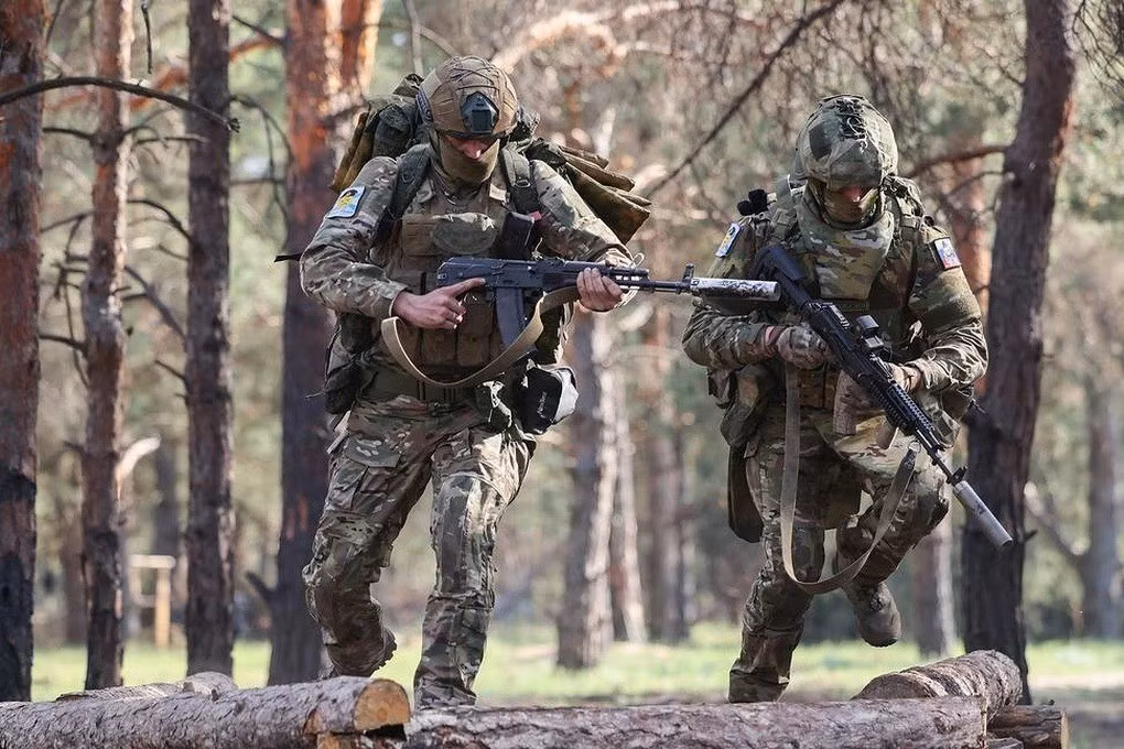 Trên thực tế, mặt trận phía Bắc Pokrovsk hiện đang trong chế độ "chiến tranh tiêu hao". Trước khi xác định được bên chiến thắng trong cuộc chiến tiêu hao này, RFAF về cơ bản không thể tiến lên. Xét cho cùng, cả hai bên đều đang cạnh tranh về sức bền, và bên nào không thể trụ vững trước sẽ rơi vào thế bị động.