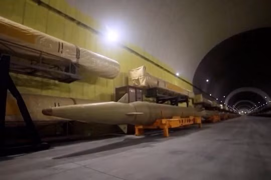 Như nhà phân tích Huan Er Anselm Pereira đã nhận định: "Eo biển Hormuz rộng 21 hải lý, các hầm ngầm ở các quả núi sâu tới 500 mét, và tuyến đường sắt bên trong núi vẫn đang vận chuyển tên lửa lên mặt đất". Các hầm ngầm này, đã trở thành một yếu tố quan trọng trong địa chính trị Trung Đông.