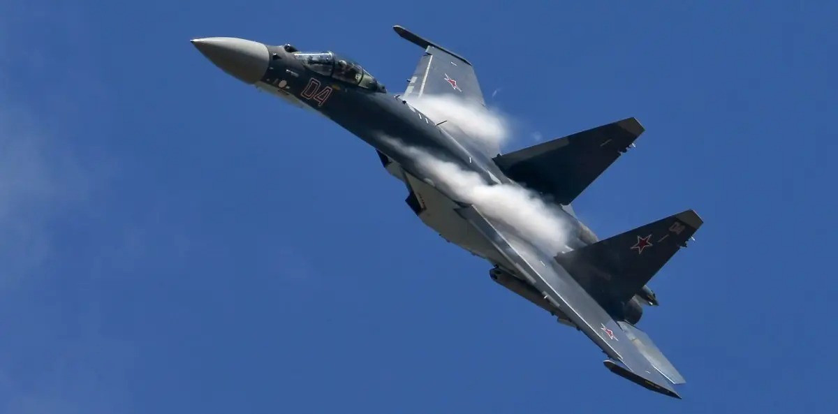 Ngoài ra, chiếc Su-35S cũng được trang bị một tên lửa không đối không dẫn đường hồng ngoại tầm gần R-73/74, nằm dưới móc treo của cánh trái; cũng như các cụm tác chiến điện tử trên đầu cánh. Tên lửa này dùng để chiến đấu trong tầm nhìn.