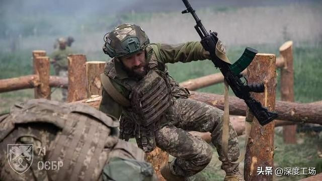 AFU ở Donetsk đang lâm vào thế phòng thủ thụ động, nếu xuất hiện, họ sẽ bị nhiều đơn vị UAV FPV của Nga tấn công. UAV FPV của Nga về cơ bản là loại điều khiển bằng cáp quang, và các cuộc phản công của quân đội Ukraine thường chịu thương vong nặng nề.