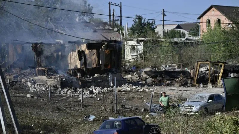Trên bầu trời Pokrovsk, UAV các loại của RFAF bay lơ lửng ở độ cao thấp, xác định vị trí của xe bọc thép Ukraine theo thời gian thực, dẫn đường cho lính biệt kích tấn công chính xác mục tiêu. Cùng với đó, lính biệt kích Nga đã bắt đầu tấn công các mục tiêu bên trong Pokrovsk.