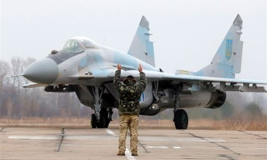 Hiện các loại tên lửa không đối không của Ukraine đều có tính năng dưới R-77M một bậc. Trong một cuộc phỏng vấn với báo chí phương Tây trước khi hy sinh vào năm 2023, một phi công lái chiến đấu cơ MiG-29 của Ukraine với biệt danh "Djus", cho biết tên lửa R-37M trang bị trên MiG-29 của Ukraine, đã "hạn chế khả năng thực hiện nhiệm vụ của chúng tôi", vì phi công phải cơ động tránh xa mối đe dọa, điều này không cho phép thực hiện một cuộc không kích.