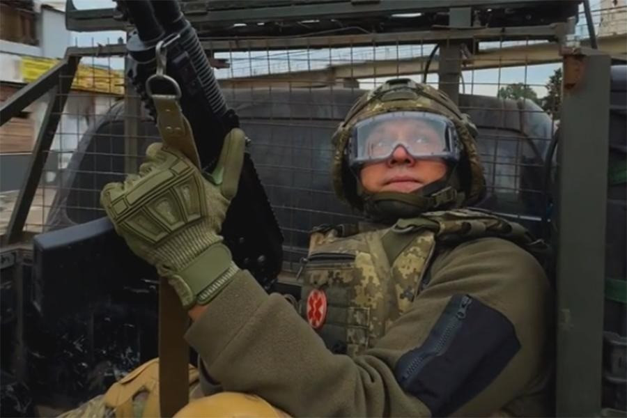 Cùng lúc cuộc tổng tấn công của RFAF được phát động, lực lượng tác chiến điện tử Nga đã khởi động nhiễu toàn dải tần, để làm tê liệt mạng lưới liên lạc vô tuyến điện của AFU tại Pokrovsk. Nhận thấy tình hình nghiêm trọng, Ukraine bắt đầu điều Lữ đoàn 155 và Lữ đoàn Đặc nhiệm 68 đến hỗ trợ tuyến phòng thủ phía đông bắc của Pokrovsk.