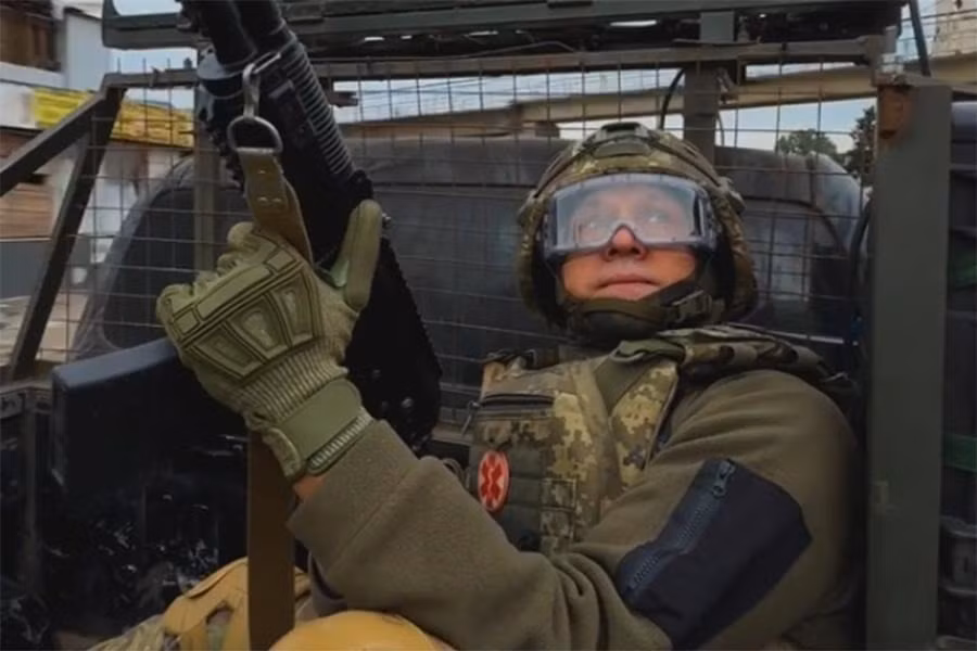 Cùng lúc cuộc tổng tấn công của RFAF được phát động, lực lượng tác chiến điện tử Nga đã khởi động nhiễu toàn dải tần, để làm tê liệt mạng lưới liên lạc vô tuyến điện của AFU tại Pokrovsk. Nhận thấy tình hình nghiêm trọng, Ukraine bắt đầu điều Lữ đoàn 155 và Lữ đoàn Đặc nhiệm 68 đến hỗ trợ tuyến phòng thủ phía đông bắc của Pokrovsk.