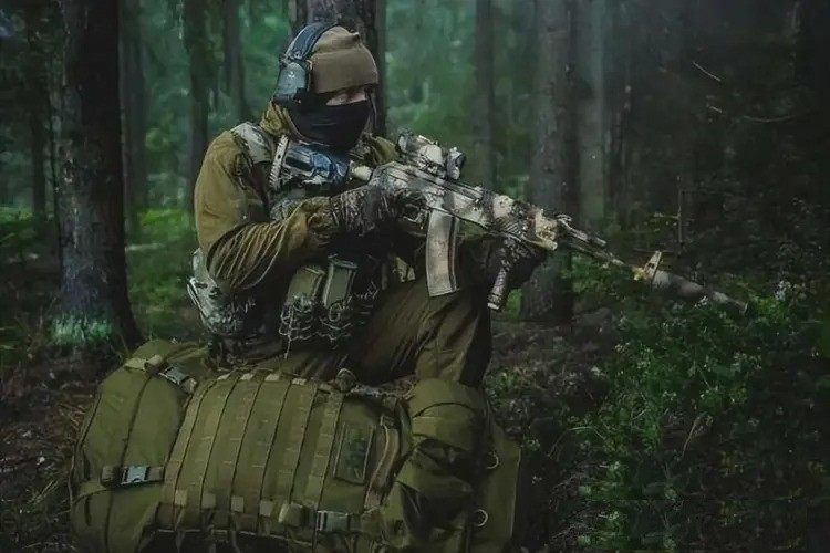 Điều bất ngờ là hai lữ đoàn để tăng viện của AFU tới Pokrovsk, đã đột nhiên gặp phải sự cố gián đoạn liên lạc và mất liên lạc với tiền tuyến. Trên những con phố đầy khói bụi của Pokrovsk, lính biệt kích Nga đã đột nhập vào đường Shevchenko phía nam, giống như hành động phẫu thuật.