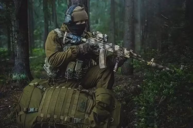 Điều bất ngờ là hai lữ đoàn để tăng viện của AFU tới Pokrovsk, đã đột nhiên gặp phải sự cố gián đoạn liên lạc và mất liên lạc với tiền tuyến. Trên những con phố đầy khói bụi của Pokrovsk, lính biệt kích Nga đã đột nhập vào đường Shevchenko phía nam, giống như hành động phẫu thuật.