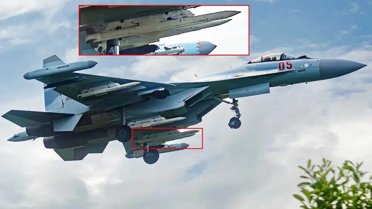 Loại tên lửa không đối không tầm xa nhất được Ukraine sử dụng là AIM-120C AMRAAM do Mỹ viện trợ, với tầm bắn tối đa khoảng 74 km. Do vậy khi thực hiện không chiến, nếu phi công Ukraine không phát hiện kịp thời tên lửa R-77M được phóng đi, họ coi như kết thúc sự nghiệp. (nguồn ảnh The War Zone, TASS, Wikipedia).