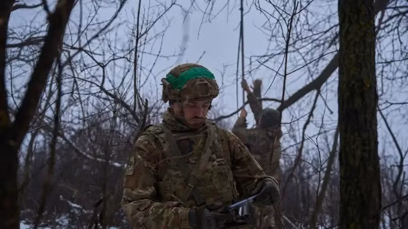 Theo kênh Telegram "Biên niên sử quân sự", do Kostiantynivka là một thành phố nhỏ, nên hầu như không có hệ thống phòng thủ nhiều lớp nào ở trong thành phố; tương tự là các vành đai phòng thủ bên ngoài. Các nhà phân tích phương Tây cho biết, quân Ukraine trong thành phố đang ở trong "tình thế gần như vô vọng".