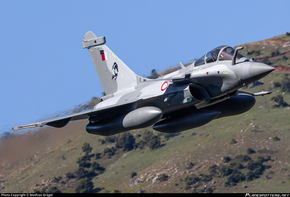 Một trong những lý do lớn nhất khiến máy bay chiến đấu Rafale được ưa chuộng, là vũ khí và trang bị do Pháp sản xuất, như Rafale, mang đến cho các quốc gia trên thế giới một "lựa chọn thứ ba" bên ngoài hai nhà cung cấp vũ khí lớn là Mỹ và Nga.