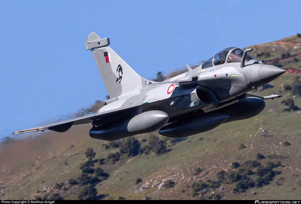 Một trong những lý do lớn nhất khiến máy bay chiến đấu Rafale được ưa chuộng, là vũ khí và trang bị do Pháp sản xuất, như Rafale, mang đến cho các quốc gia trên thế giới một "lựa chọn thứ ba" bên ngoài hai nhà cung cấp vũ khí lớn là Mỹ và Nga.