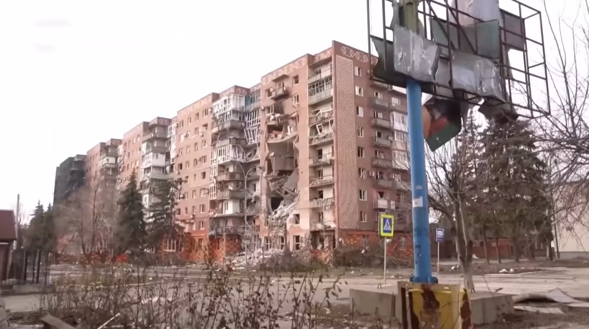 Câu hỏi đặt ra là tại sao Kiev lại quyết tâm giữ Pokrovsk như vậy, mặc dù nơi đây đã bị Nga biến thành “một cái bẫy” để bào mòn quân số, cũng như các nguồn lực vốn đã hạn hẹp của Kiev? Theo các nhà phân tích độc lập, đối với Tổng thống Zelensky, việc giữ được Pokrovsk mang ý nghĩa to lớn hơn nhiều với việc RFAF chiếm được nó.