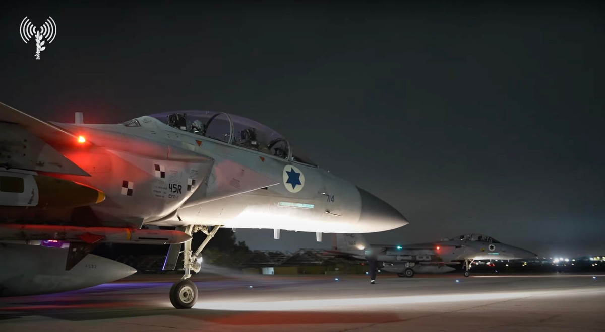 Cùng phối hợp với đòn tấn công của Không quân Israel, lực lượng tình báo Mossad cũng đóng góp công lớn, khi sử dụng thông tin tình báo sai lệch để lừa các quan chức cấp cao của Iran tổ chức một cuộc họp, sau đó ném bom chính xác vào địa điểm này, trực tiếp tiêu diệt một số chỉ huy cốt cán.