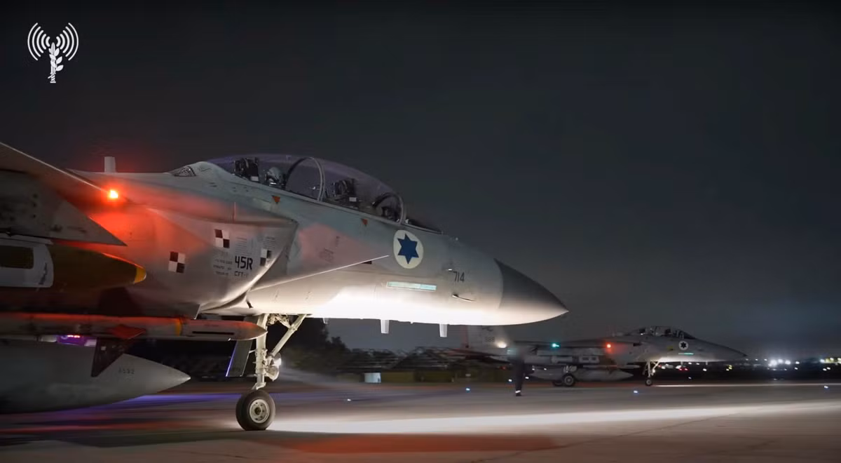 Cùng phối hợp với đòn tấn công của Không quân Israel, lực lượng tình báo Mossad cũng đóng góp công lớn, khi sử dụng thông tin tình báo sai lệch để lừa các quan chức cấp cao của Iran tổ chức một cuộc họp, sau đó ném bom chính xác vào địa điểm này, trực tiếp tiêu diệt một số chỉ huy cốt cán.