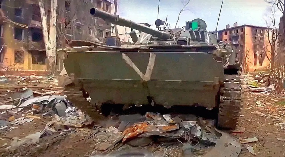 Chiến thuật của RFAF cũng đang thay đổi, hoàn toàn từ bỏ pháo binh và pháo phản lực bắn vãi đạn, thay vào đó dựa vào xe tăng và xe bọc thép để hỗ trợ tấn công bộ binh. RFAF hiện đã phát triển thành một hệ thống chế áp nhiễu điện từ trên toàn bộ mặt trận, với các xe bọc thép làm nhiệm vụ yểm trợ, và một lượng lớn các phân đội bộ binh nhỏ tấn công xâm nhập. (nguồn ảnh Military Review, Ukrinform, Kyiv Post).