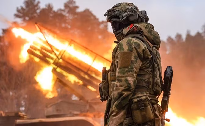 Kênh Rybar cho biết, Quân đội Nga (RFAF) đã hạ gục thêm một mục tiêu lớn nữa và hiện đang tập trung tấn công vào các đơn vị chiến đấu tinh nhuệ của Quân đội Ukraine (AFU). Tại khu vực Kharkov, cụ thể là tại làng Bugayovka, quân Nga đã phát động một cuộc tấn công lớn nhằm vào Tiểu đoàn Tác chiến Bão táp, thuộc Lữ đoàn bộ binh cơ giới 57 AFU (sau đây gọi là Lữ đoàn 57).