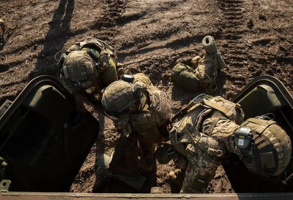 Theo tờ The Telegraph, trích dẫn lời các quân nhân và chuyên gia quân sự Ukraine về chiến thuật của quân đội Nga (RFAF), đầu tiên là một cuộc tấn công trên bộ, kìm chân và bao vây quân đội Ukraine (AFU), tước đi khả năng cơ động và chiếm giữ các vị trí cố định.