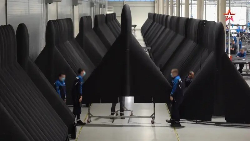 Trong khi đó các kênh truyền thông chính thống của Nga như TASS hay Izvestia, đã công bố đoạn video ghi lại hình ảnh bên trong nhà máy sản xuất UAV Geran (Ukraine và phương Tây gọi là Shahed-136), loại vũ khí tấn công đường không, được RFAF sử dụng rộng rãi trong hơn ba năm xung đột với Ukraine.