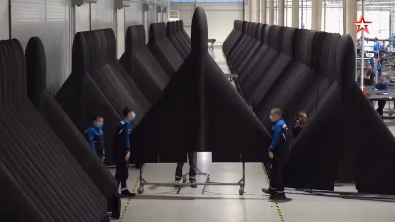 Trong khi đó các kênh truyền thông chính thống của Nga như TASS hay Izvestia, đã công bố đoạn video ghi lại hình ảnh bên trong nhà máy sản xuất UAV Geran (Ukraine và phương Tây gọi là Shahed-136), loại vũ khí tấn công đường không, được RFAF sử dụng rộng rãi trong hơn ba năm xung đột với Ukraine.