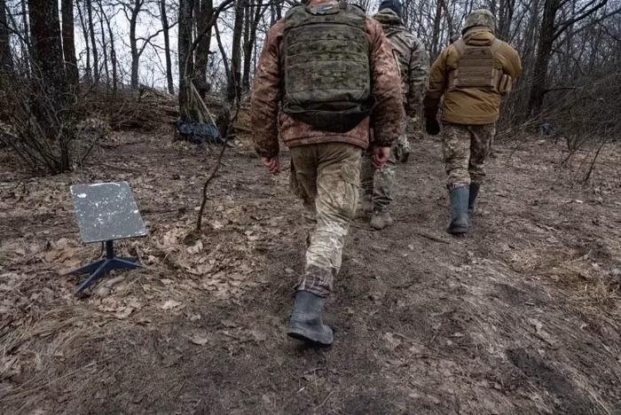Sau đó, một loạt các tuyên bố “gây hoang mang” xuất hiện trên mạng xã hội Nga, cho thấy các thiết bị đầu cuối Starlink, được trang bị cho Quân đội Nga, đã bị mất kết nối trên diện rộng dọc theo tiền tuyến.