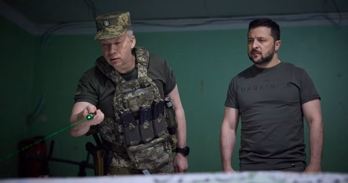 Tổng thống Ukraine Zelensky, trước đó đã ra lệnh cho Tổng tư lệnh AFU, tướng Syrsky giữ vững Pokrovsk đến ít nhất là cuối năm nay. Tuy nhiên, đường tiếp tế cho lực lượng phòng thủ Ukraine trong thành phố đã bị RFAF phong tỏa hoàn toàn, và quân Nga tiếp tục tiến công, thực hiện chiến thuật bao vây và chia cắt, khiến việc phòng thủ của AFU trở nên vô cùng khó khăn.