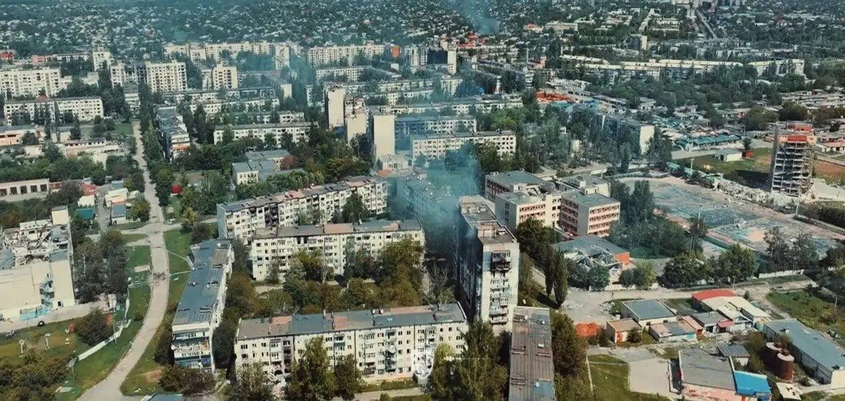 Hiện tại, toàn bộ khu vực phía tây nam của thành phố nằm dưới sự kiểm soát của Nga, trong khi các nhóm đặc công và trinh sát đang hoạt động tích cực ở phần còn lại của thành phố. Không còn nghi ngờ gì nữa, Pokrovsk sẽ sớm nằm dưới sự kiểm soát hoàn toàn của RFAF, trang Military Review khẳng định.