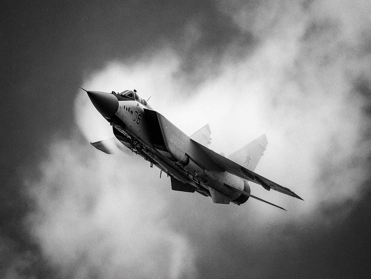 Trong thời đại của radar mảng pha kỹ thuật số hiệu suất cao hiện đại và tên lửa không đối không tầm xa và siêu xa, máy bay chiến đấu MiG-31, với tầm chiến đấu 1.500 km, tốc độ gấp đôi âm thanh, hệ thống radar đồ sộ và mang tải trọng lớn, thực sự có thể làm được rất nhiều điều. Thậm chí chiến đấu cơ tàng hình F-35A vẫn chưa phải là đối thủ xứng tầm của nó. (nguồn ảnh TASS, Wikipedia, Sputnik).