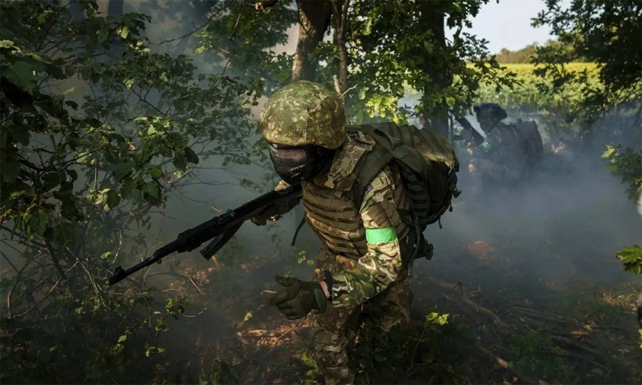 UAV trinh sát có nhiệm vụ tìm kiếm và phát hiện các vị trí xe tăng và pháo binh Nga trên tuyến thứ hai, sau đó dẫn đường chính xác cho pháo binh Ukraine tấn công. Đồng thời, mối đe dọa từ UAV FPV có thể buộc các đơn vị tấn công của Nga phải tăng tốc hoạt động, cuối cùng đẩy họ vào bãi mìn của Ukraine, khiến họ khó di chuyển và UAV FPV và pháo binh tấn công.