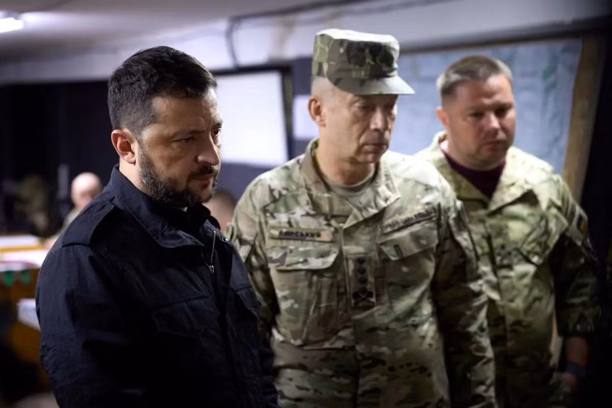 Các nguồn tin của Ukraine cũng cho biết, mặc dù Pokrovsk hiện đang rất nguy hiểm, nhưng Bộ Tổng tham mưu AFU vẫn không ra lệnh cho lực lượng của họ rút lui khỏi Pokrovsk. Các nguồn tin ở Kiev cho biết, Tổng thống Zelensky đã giao cho tướng Syrsky, nhiệm vụ giữ vững tuyến phòng thủ cho đến ít nhất là cuối năm nay. (nguồn ảnh Military Review, Ukrinform, Kyiv Post).