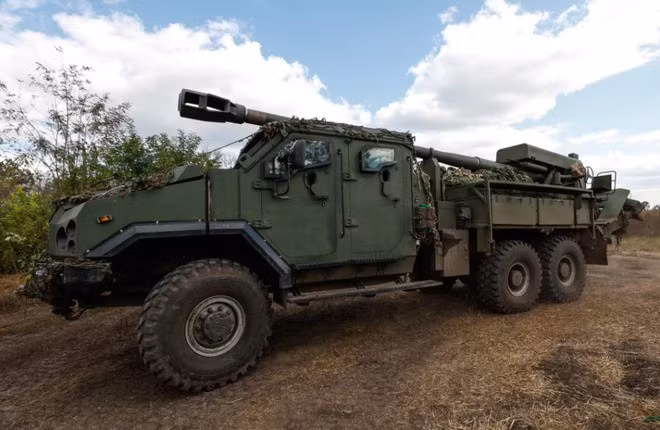 Sức cơ động của pháo tự hành 2S22 Bogdana cũng rất ấn tượng, nhờ sử dụng khung gầm bánh hơi, rất phù hợp với chiến thuật “bắn và chạy”, tránh bị quân Nga phản pháo, ngoài ra dự trữ nhiên liệu của xe tới 300 km trên đường địa hình, tốc độ di chuyển trên đường nhựa lên tới 80 km/h, trọng lượng chiến đấu 28 tấn.