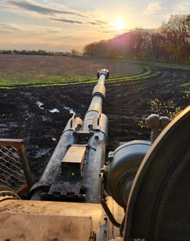 RFAF có nhiều quân hơn, nhiều pháo binh hơn và hỏa lực mạnh hơn! Cách duy nhất để AFU làm suy yếu hỏa lực pháo binh hùng mạnh của RFAF, đó là tấn công vào tuyến tiếp vận của RFAF. Nếu sử dụng lực lượng đặc nhiệm phục kích, hiệu quả sẽ rất kém và có thể bị thương vong nặng nề.