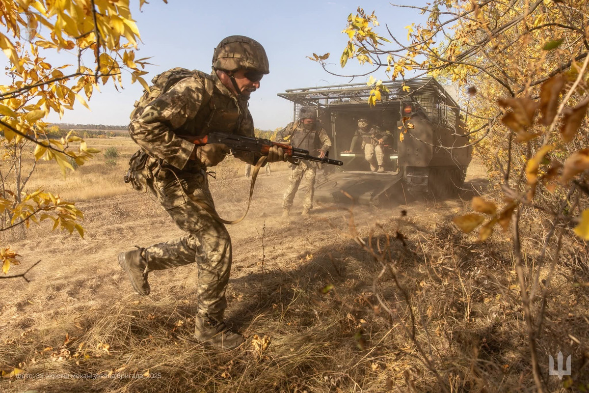 Chính nhờ chiến thuật "nồi lẩu thập cẩm" này, mà AFU mới có thể dựa vào 40.000 quân để chiến đấu trên vùng đồng bằng rộng lớn. Họ đã nhiều lần giao tranh với 160.000 quân chính quy Nga, nhưng RFAF vẫn chưa bao giờ đột phá được tiền tuyến một cách rõ rệt tại Pokrovsk.