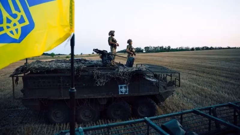 Nếu Pokrovsk thực sự bị chia cắt làm đôi, điều này sẽ làm giảm đáng kể khả năng cơ động của quân Ukraine phòng thủ trong thành phố, khi họ đang ở trong tình thế khó khăn trong vòng vây này. Sự kháng cự cục bộ không thể đảo ngược tình thế chung và đang dẫn đến thất bại khó tránh khỏi và việc Kiev bỏ rơi thành phố là tất yếu.